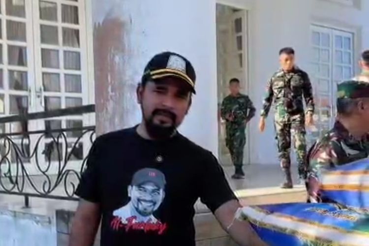 Bupati Aceh Timur, Provinsi Aceh, Iskandar Usman Al-Farlaky di Posko Utama Banjir Aceh Timur, Minggu (30/11/2025).