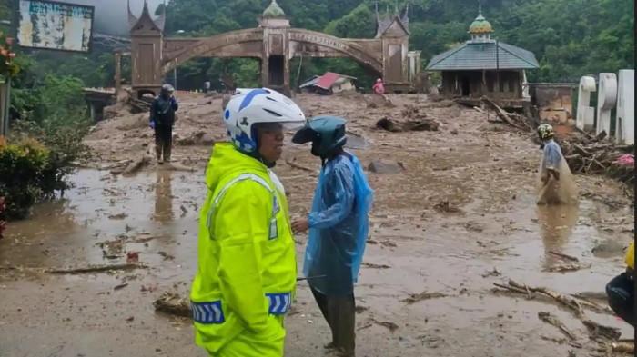 Detik-detik Keluarga Bertahan di Atap Saat Banjir Bandang Menerjang