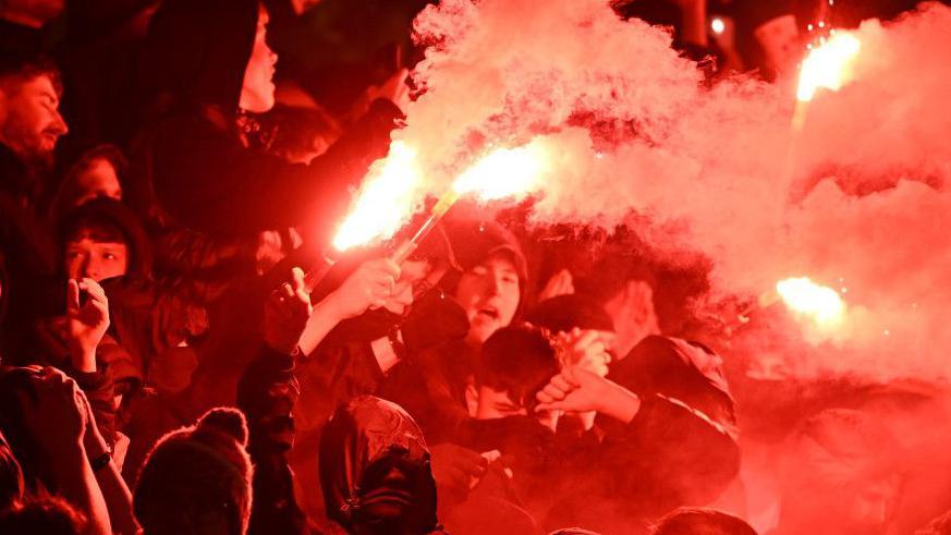 ¿Debería prohibirse a los aficionados al fútbol asistir a los partidos por usar pirotecnia?