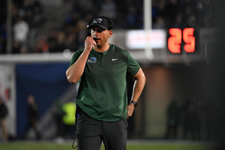 3 equipos notables de fútbol americano universitario contrataron nuevos entrenadores el domingo