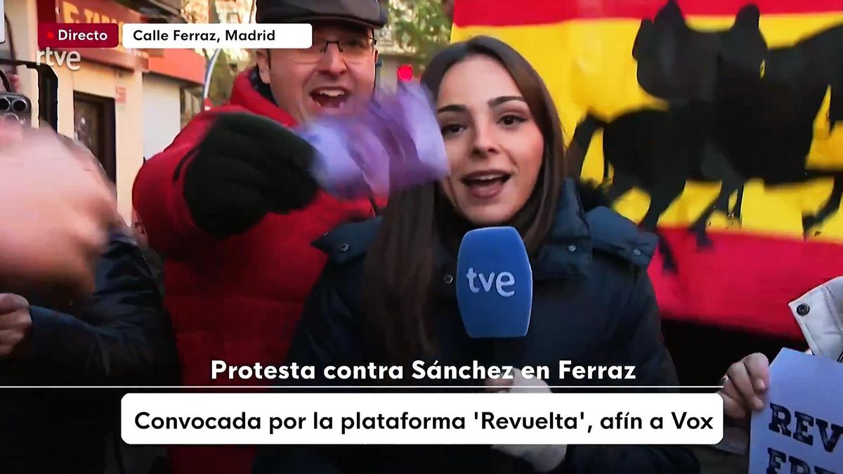 Increpan a una periodista de RTVE en la concentración de Ferraz: "Fascistas  haciendo cosas de fascistas"