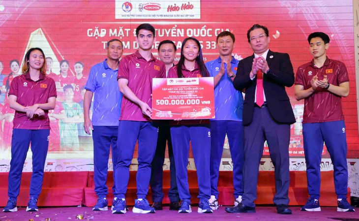 U22 Việt Nam và tuyển nữ Việt Nam tặng 100 triệu cho đồng bào vùng lũ lụt