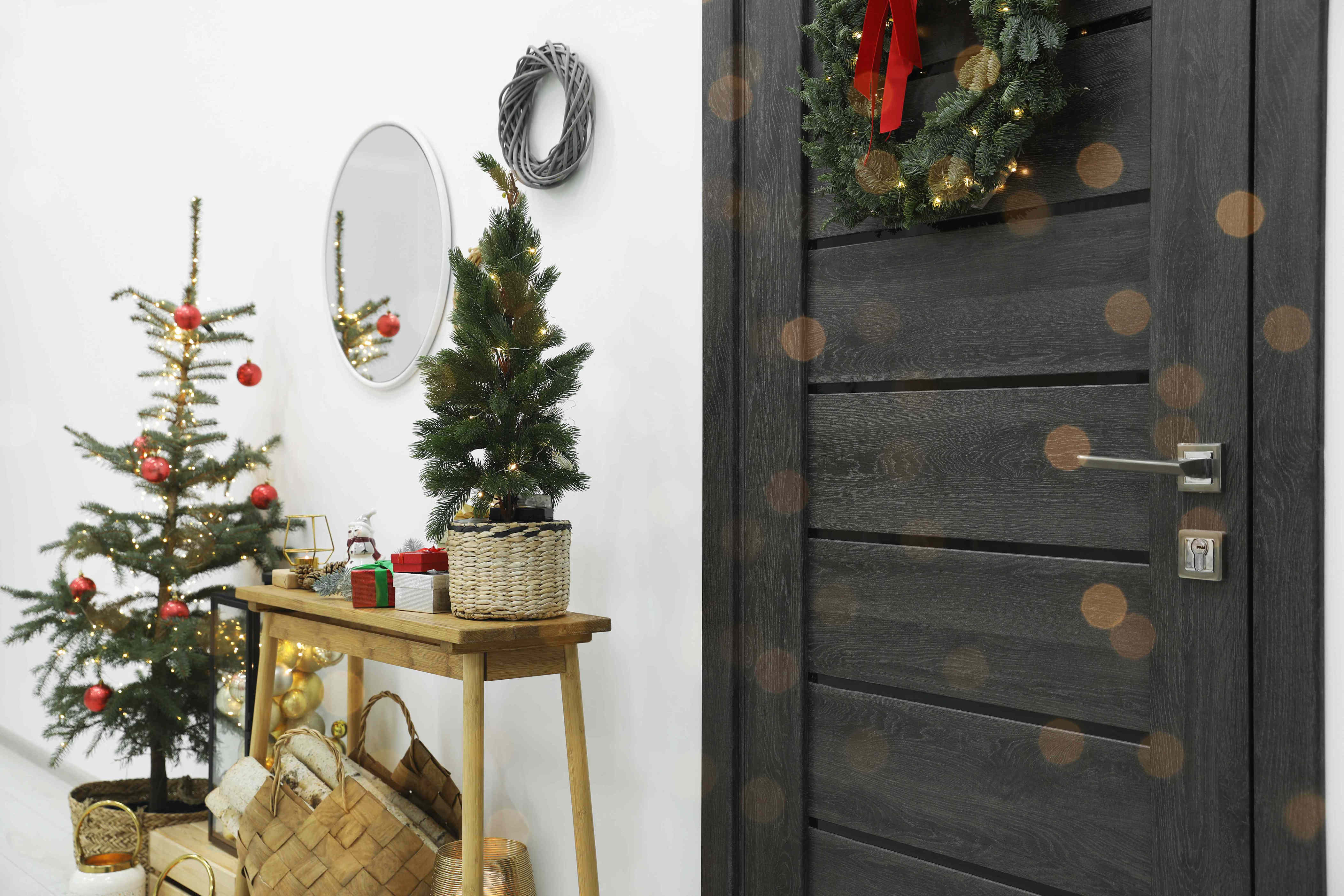 12 Christmas Entryway Decor Updates You Can Make Before Your Guests Arrive