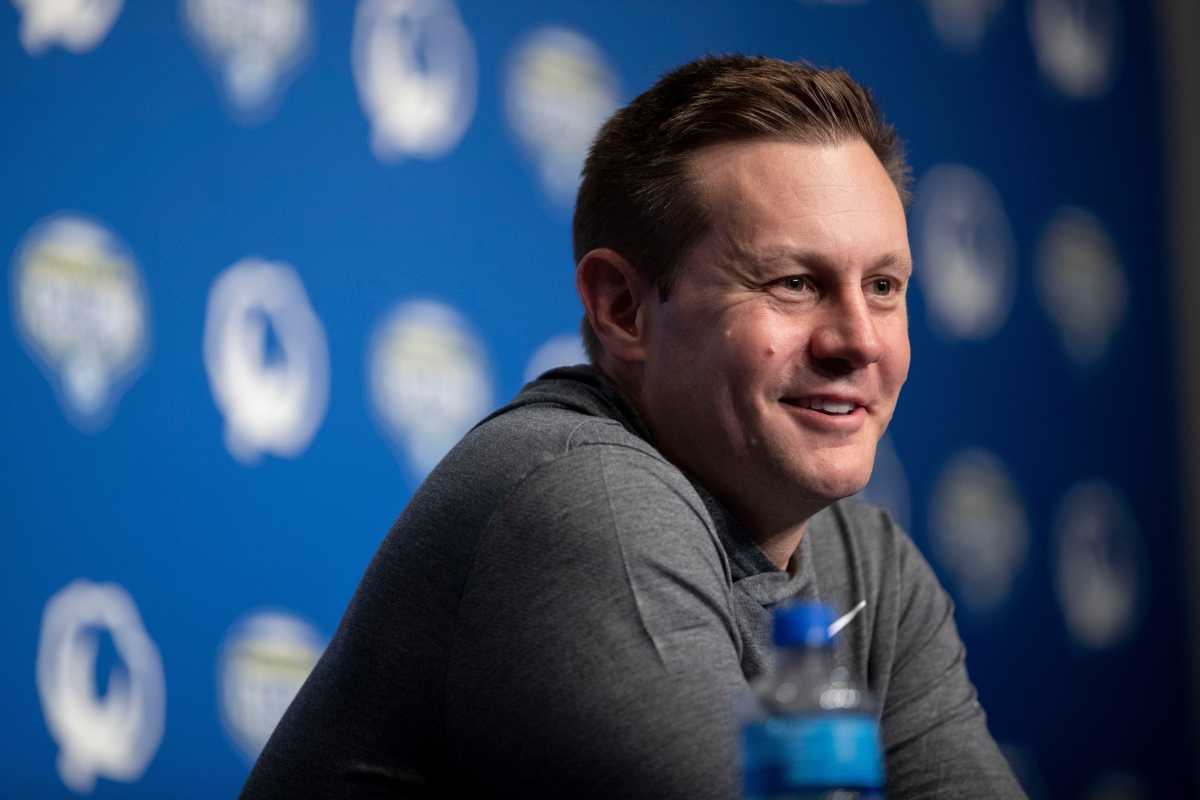 Fanáticos de un importante programa de fútbol americano universitario protestan tras la decisión del entrenador principal