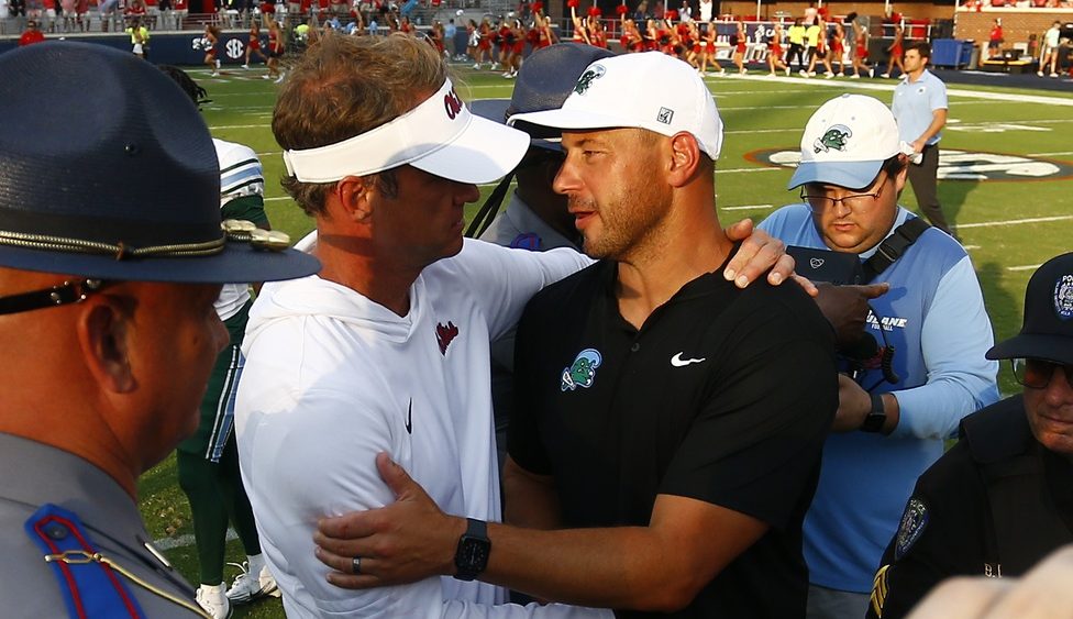 El carrusel de entrenadores de la SEC gira rápido: cinco universidades cubren puestos en 24 horas