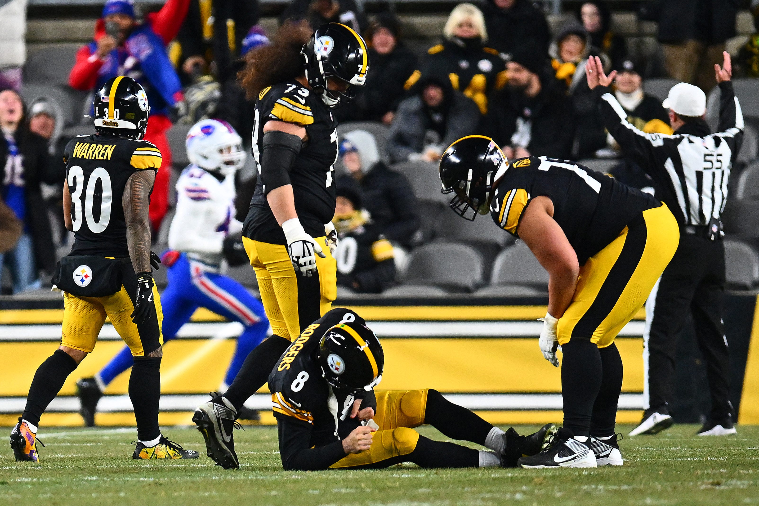 Aaron Rodgers leaves game with injury, returns to Steelers-Bills