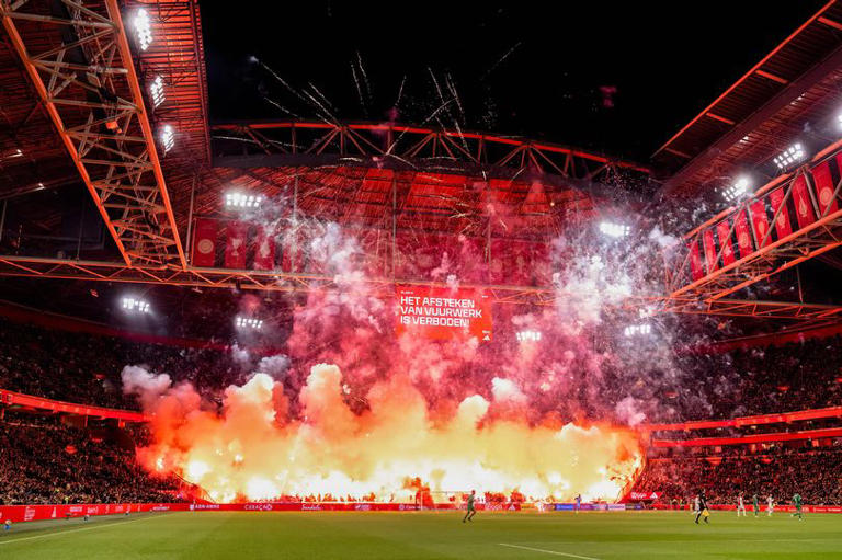 Partido de fútbol del Ajax suspendido por fuegos artificiales en el estadio
