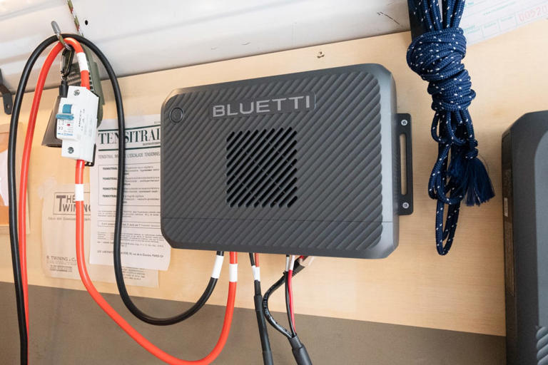 BLUETTI、最大1200Wに強化したオルタネーター充電器「Charger 2」