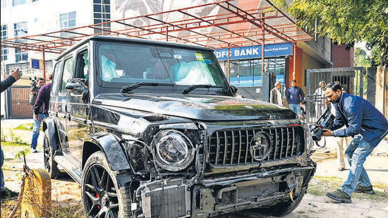 The incident happened near Ambience Mall in Vasant Kunj, on Sunday.