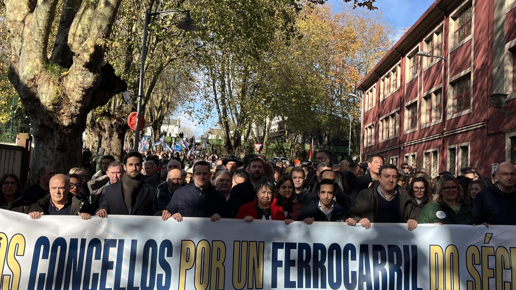 Ferrolterra se lanza a la calle para pedir un "tren del siglo XXI" tras ...