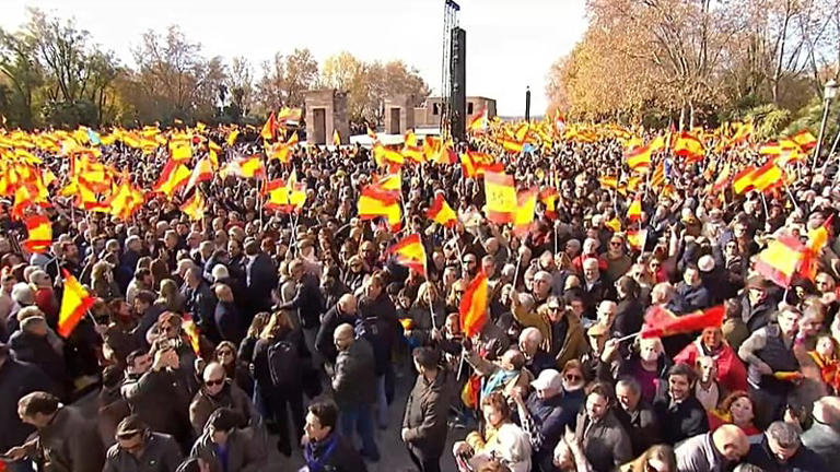 Milhares de pessoas protestam no Templo de Debod, Madrid, Espanha, 30 de novembro de 2025.