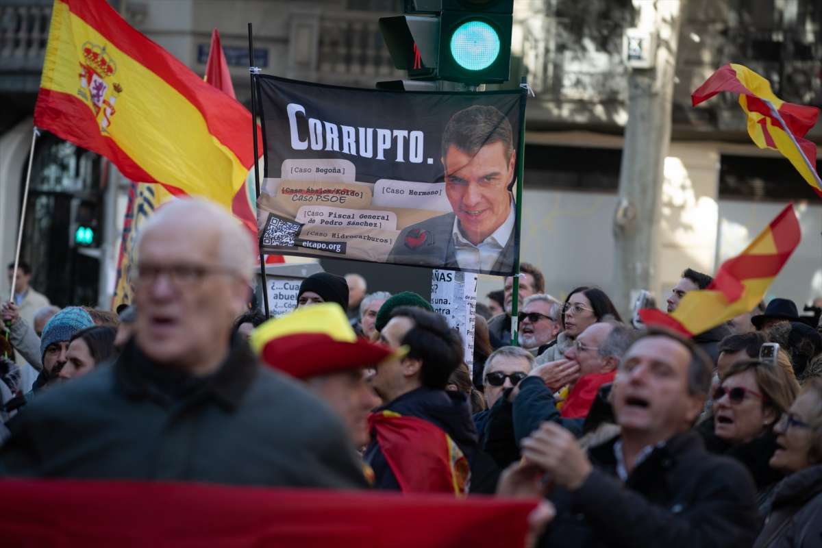 Un detenido en las protestas de Revuelta contra el Gobierno frente a Ferraz