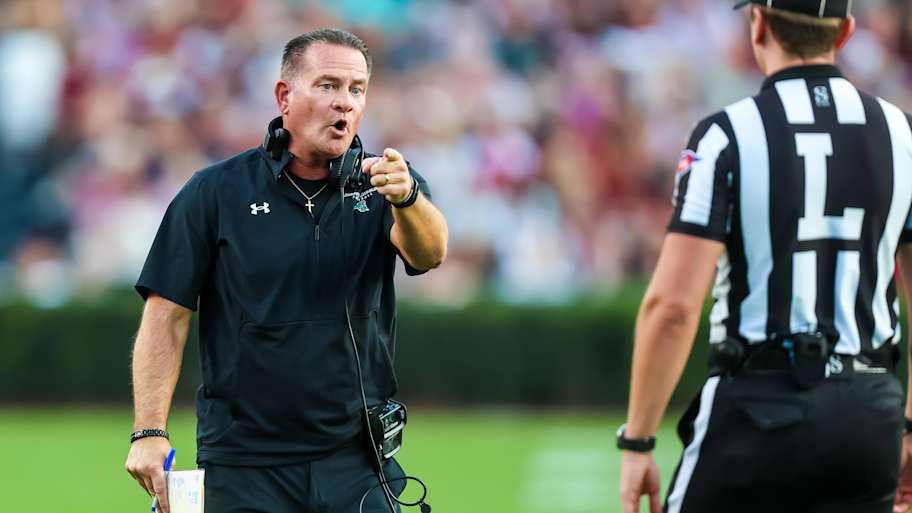 Entrenador de fútbol universitario que ganó 1,7 millones de dólares fue despedido abruptamente después del último partido de la temporada.