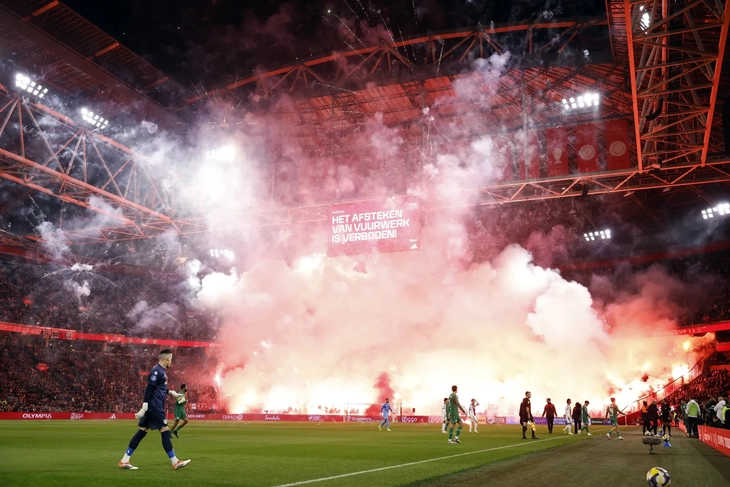 Ajax phải hủy bỏ trận đấu vì màn pháo sáng