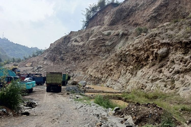 Kapolresta Bandung Kombes Pol Kusworo saat berada di lokasi tambang pasir dan batu ikegal di Kecamatan Soreang, Kabupaten Bandung, Jawa Barat, Selasa (4/11/2024)
