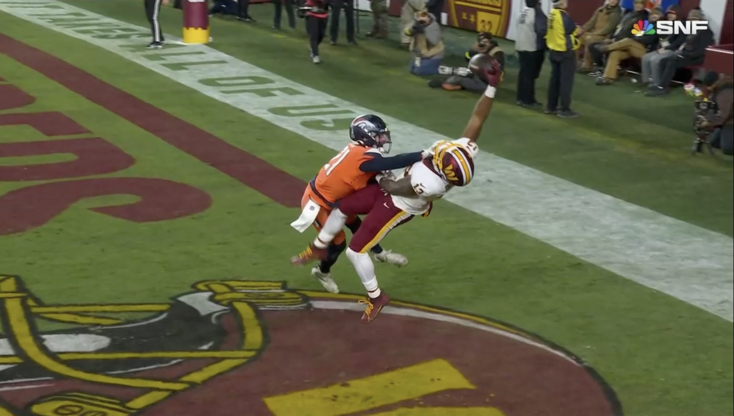 Insane one-handed TD catch on SNF
