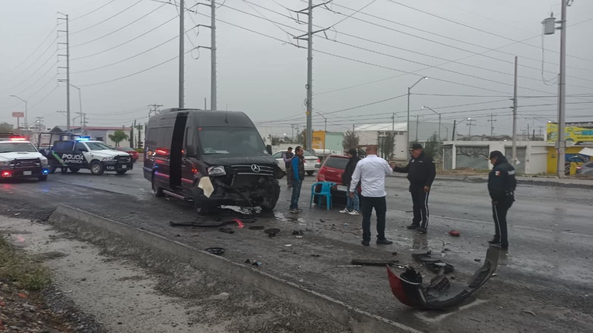 Camioneta pierde el control y embiste a otro vehículo en la carretera ...