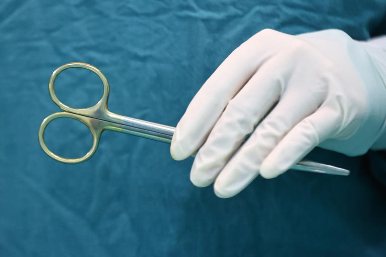 Nhân viên y tế điều trị bệnh nhân. Ảnh: Quỳnh Trần