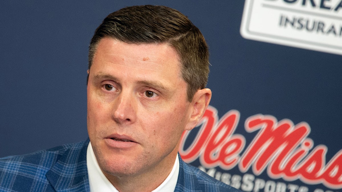 Keith Carter, director deportivo de Ole Miss, responde a Chris Fallica por reclamar lagunas en el currículum de los Rebels en los playoffs de fútbol americano universitario.