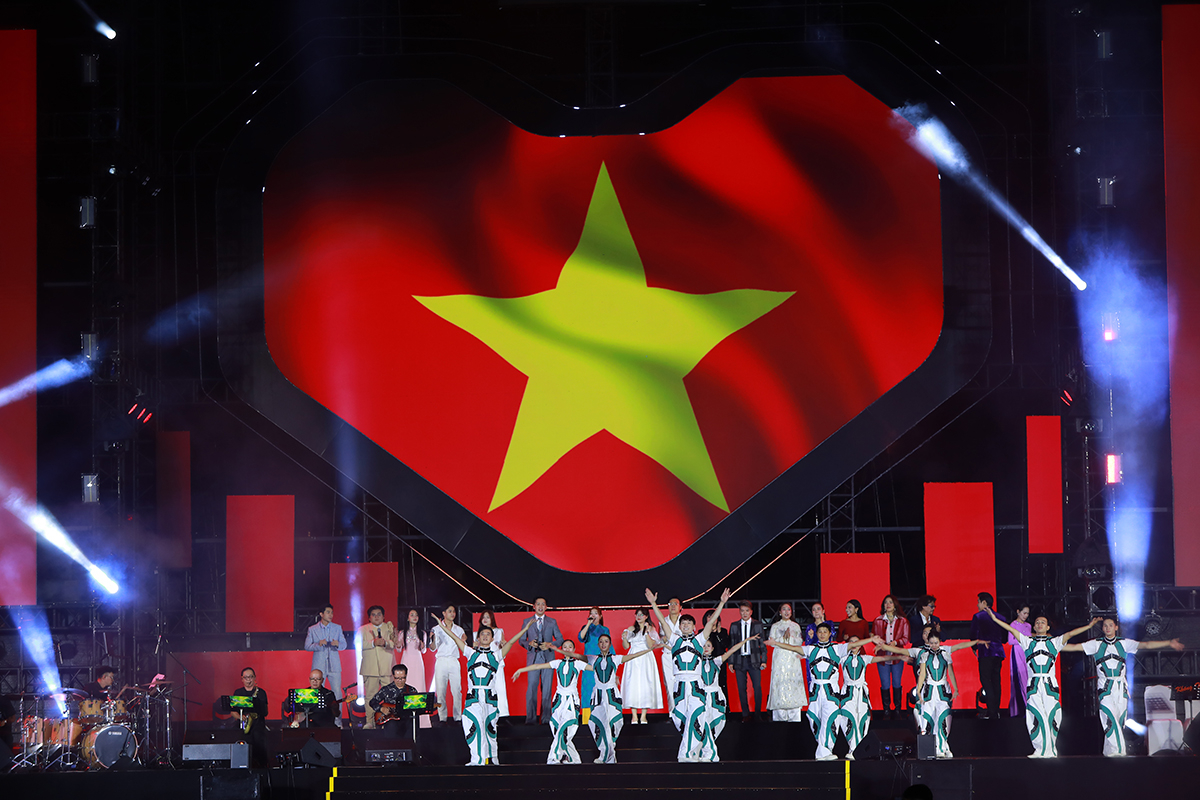 Nghệ sĩ quyên góp 25 tỷ đồng hỗ trợ người vùng bão lũ