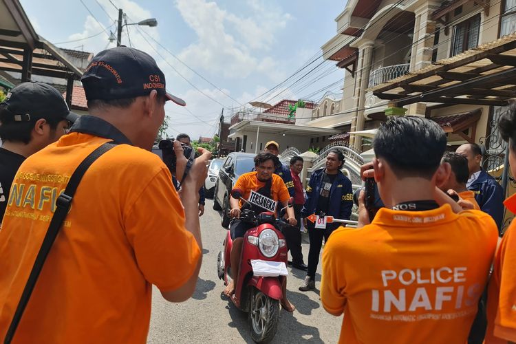 6 Fakta Mengejutkan Rekonstruksi Pembakaran Rumah Hakim Khamozaro di Medan
