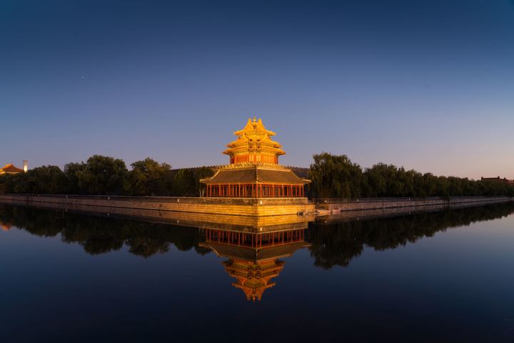 故宫角楼的黄昏独白：它不说话，却比谁都懂你