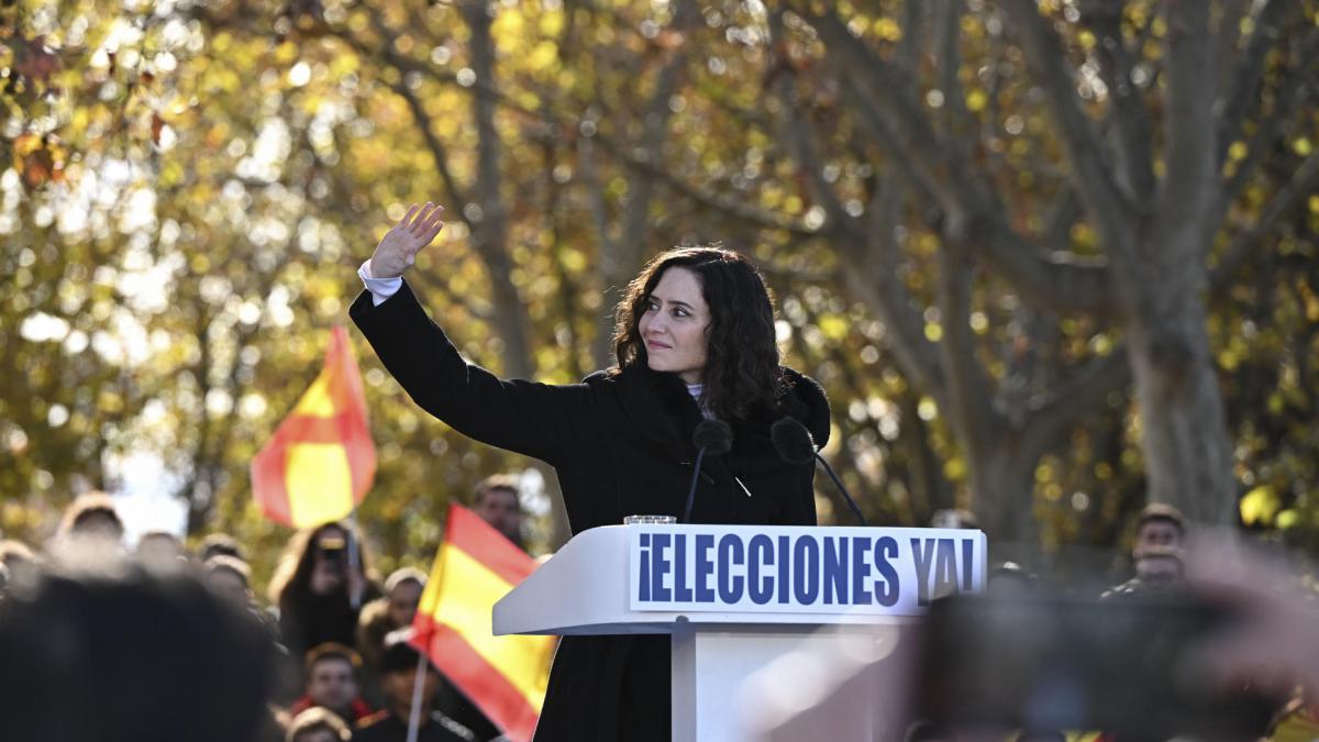 Ayuso acusa a Vox de «trabajar para Sánchez hasta en domingo» y rechaza ...