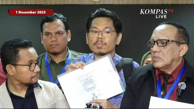 Bonatua Silalahi menunjukan salinan dokumen yang diduga merupakan ijazah dari Presiden Indonesia ke-7 Joko Widodo usai mediasi dengan Komisi Pemilihan Umum (KPU) RI, Senin (1/12/2025).