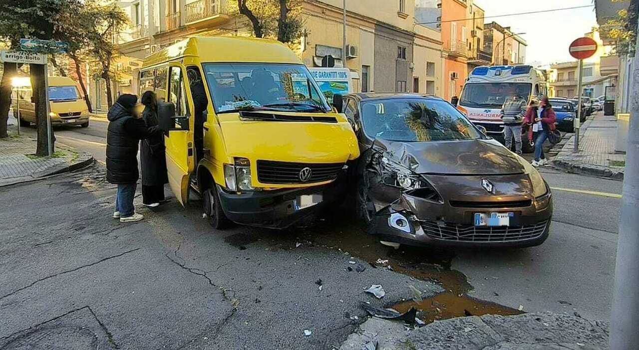 Incidente a Nardò: scontro tra auto e scuolabus, mattinata di paura per ...