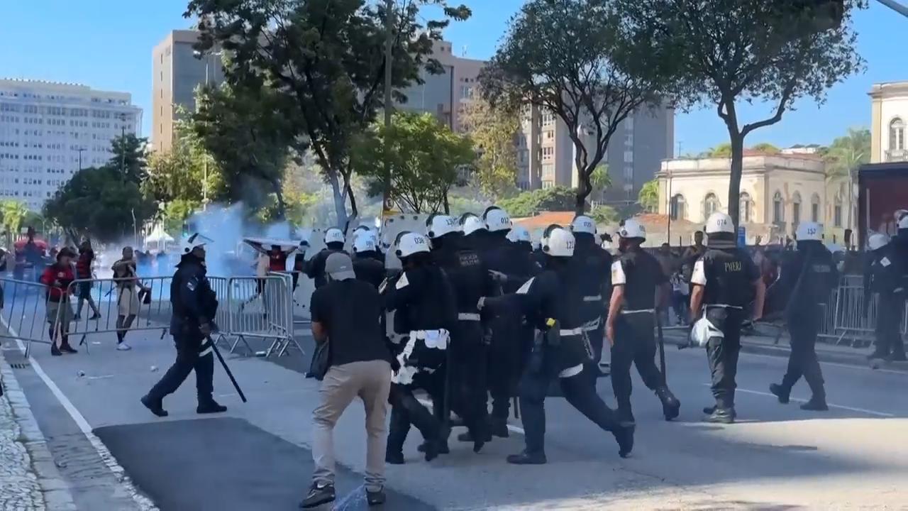 Police clash with Flamengo fans in Rio after Copa Lib celebration