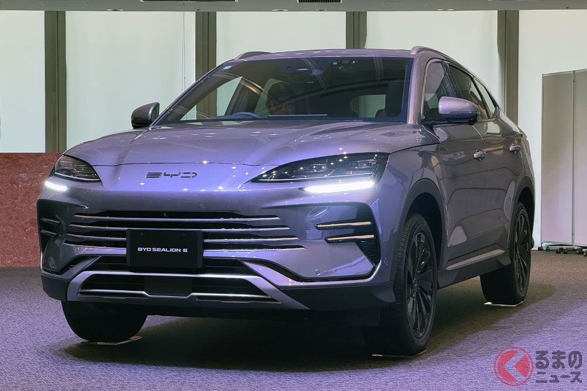 新車398万円！ 全長4.7mの新型「5人乗りミドルSUV」登場！ 「1200km」も走れる「スーパーハイブリッド」搭載！ めちゃ広いラゲッジ ...