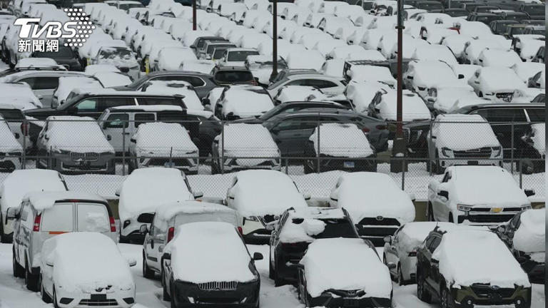 怪獸級」冬季風暴襲美！ 九千航班延誤客機滑出跑道