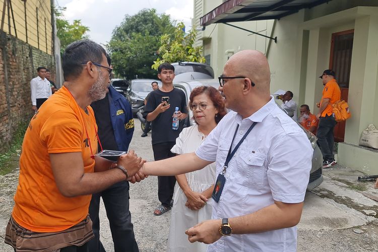 Oloan Hamonangan Simamora meminta maaf kepada Khamazaro Waruwu, hakim Pengadilan Negeri Medan di Komplek Taman Harapan Indah, Kota Medan, pada Senin (1/12/2025).