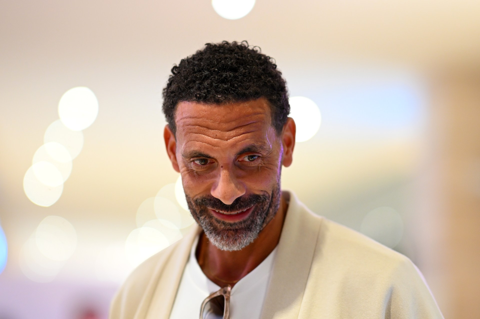 Rio Ferdinand consuela a la estrella del Manchester United tras la victoria del Palace