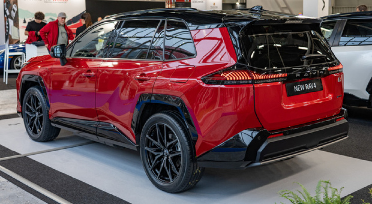 Nuova Toyota RAV4, sesta generazione con Plug-In Hybrid da 304 CV