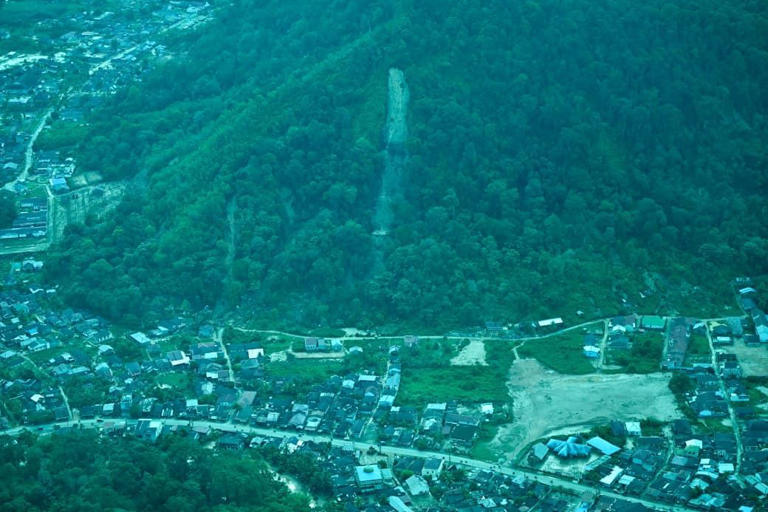Foto udara pegunungan pasca longsor dan banjir Kabupaten Tapanuli Utara, Sumatera Utara, Senin (1/12/2025). (Biro Setpres)