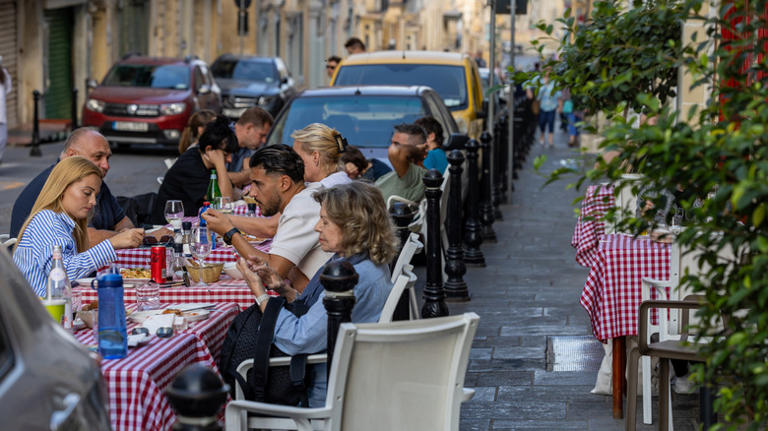 Avoid Dining At Tourist Trap Restaurants In Europe Flaunting This ...