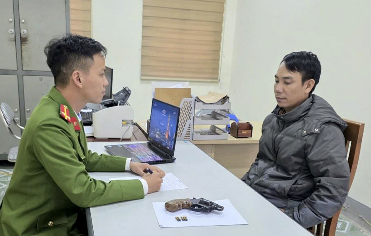 Bị can Bạch (phải) tại cơ quan điều tra. Ảnh: Công an cung cấp