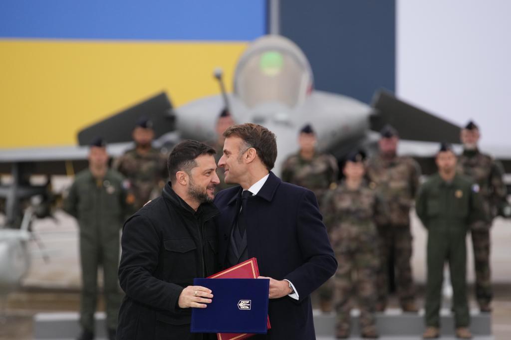 Volodymyr Zelenskyy leans on Emmanuel Macron in a critical week for the ...