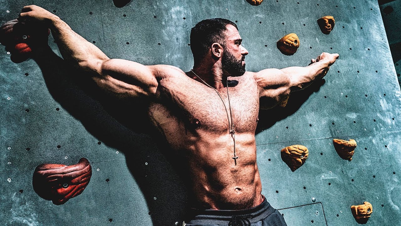 Bodybuilder beim Klettern! Miese Bestrafung! Sprung ins eiskalte Wasser!