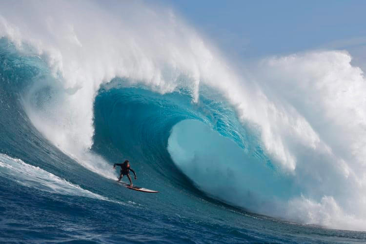 7 Mental Hacks That Help Surfers Stay Calm in Rough Waters
