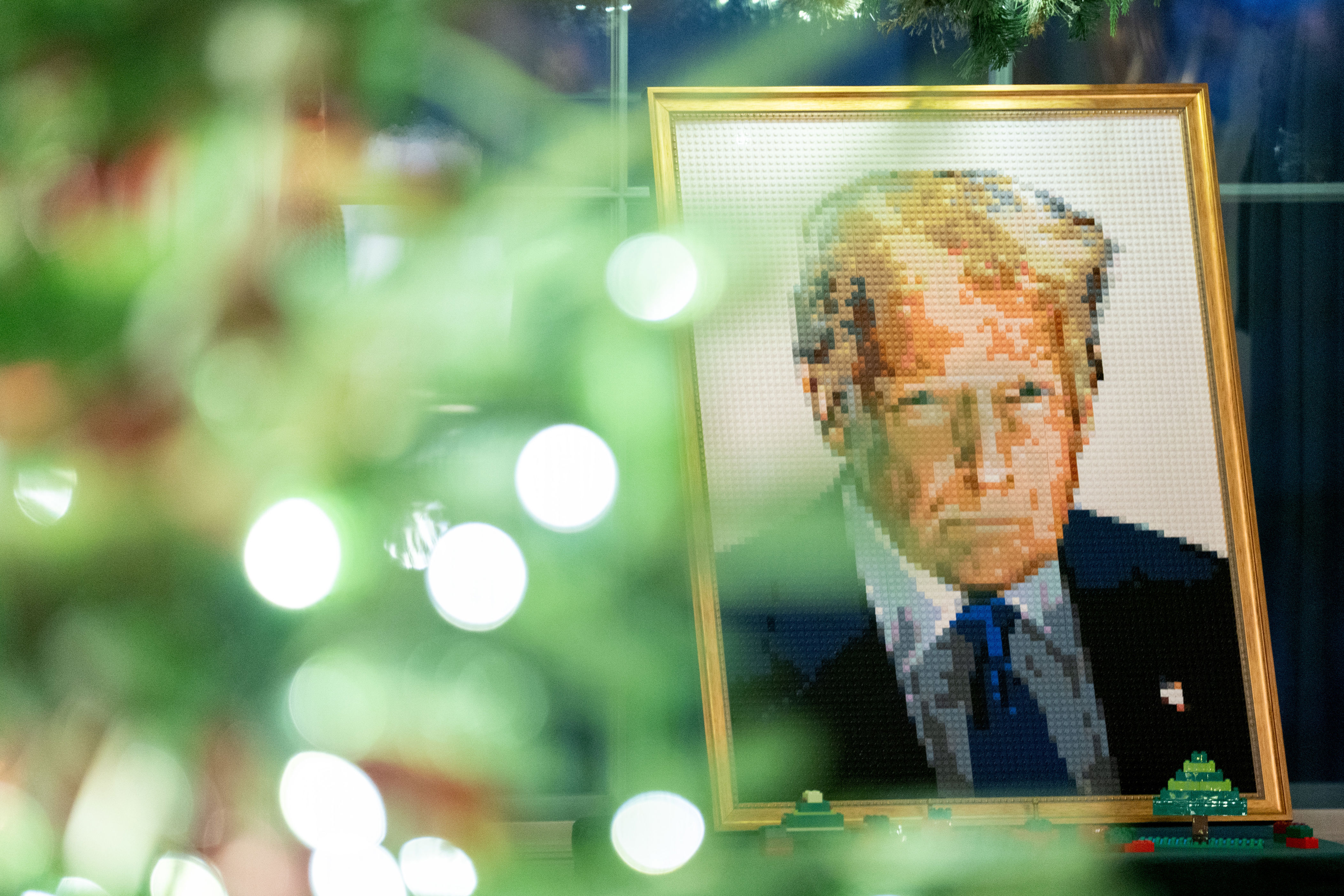 Una Navidad minimalista en la Casa Blanca, con un retrato LEGO de Trump