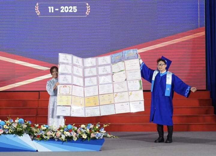 'Kho báu' của thủ khoa Bách khoa TP.HCM gây sốt tại lễ tốt nghiệp