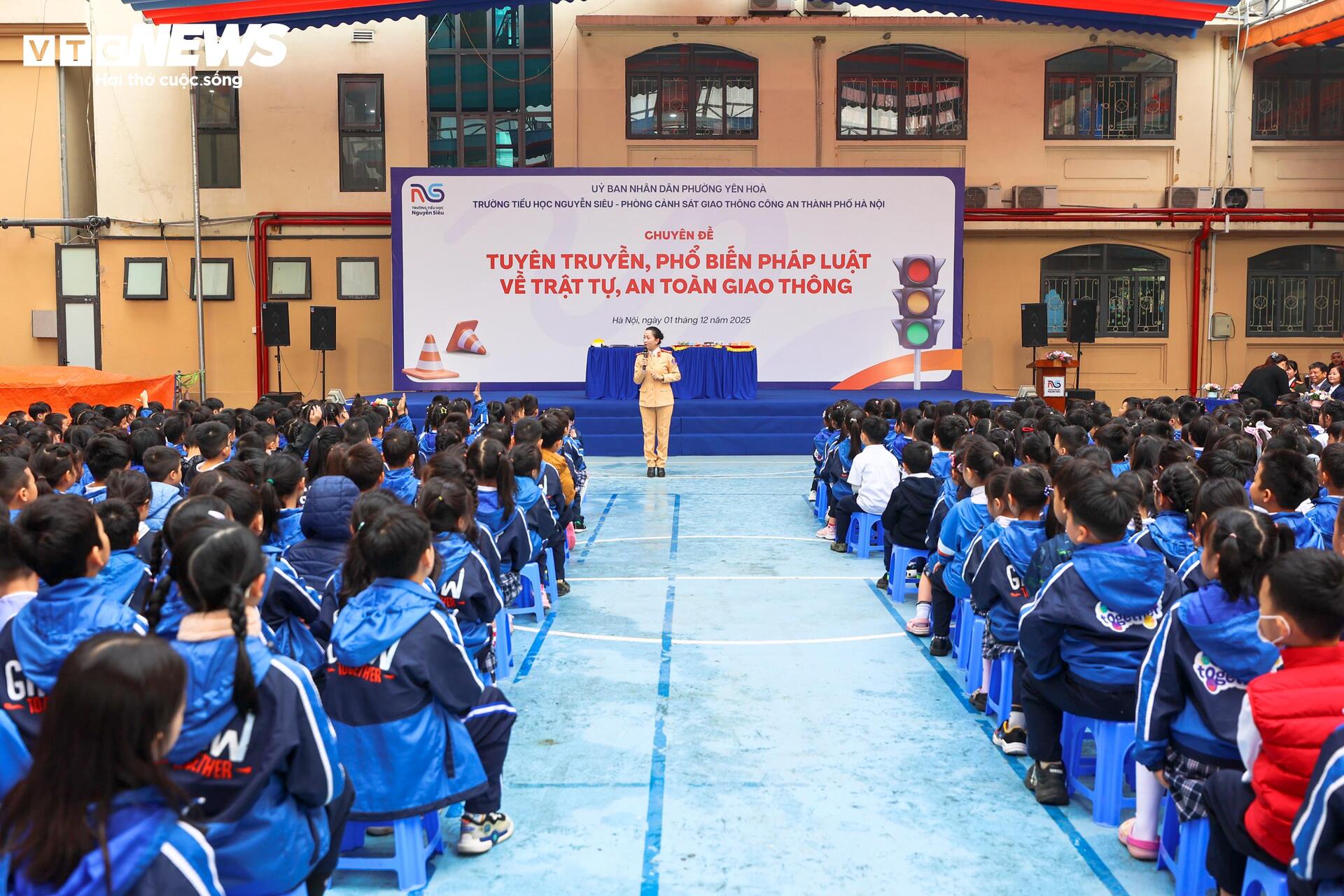 Học sinh Hà Nội thích thú trải nghiệm làm cảnh sát, điều tiết giao thông