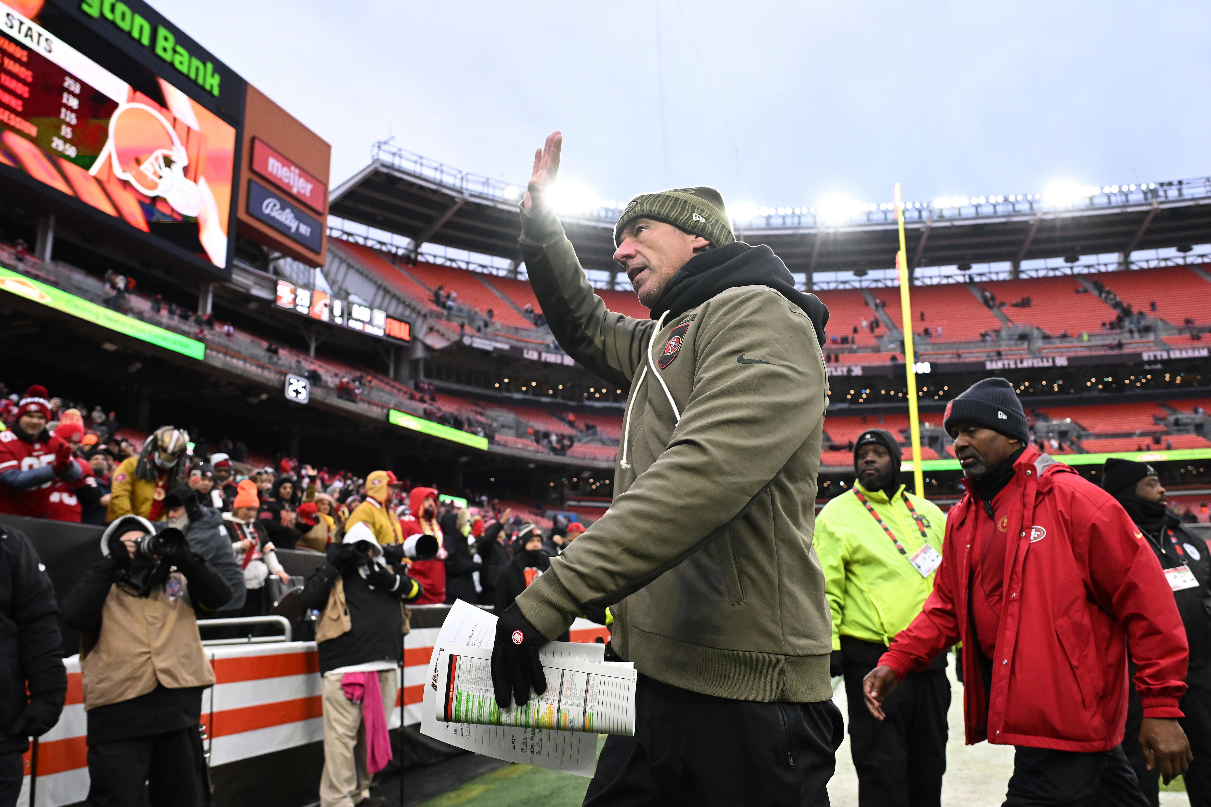 Kyle Shanahan celebrates all 3 phases in locker room after Week 13 win