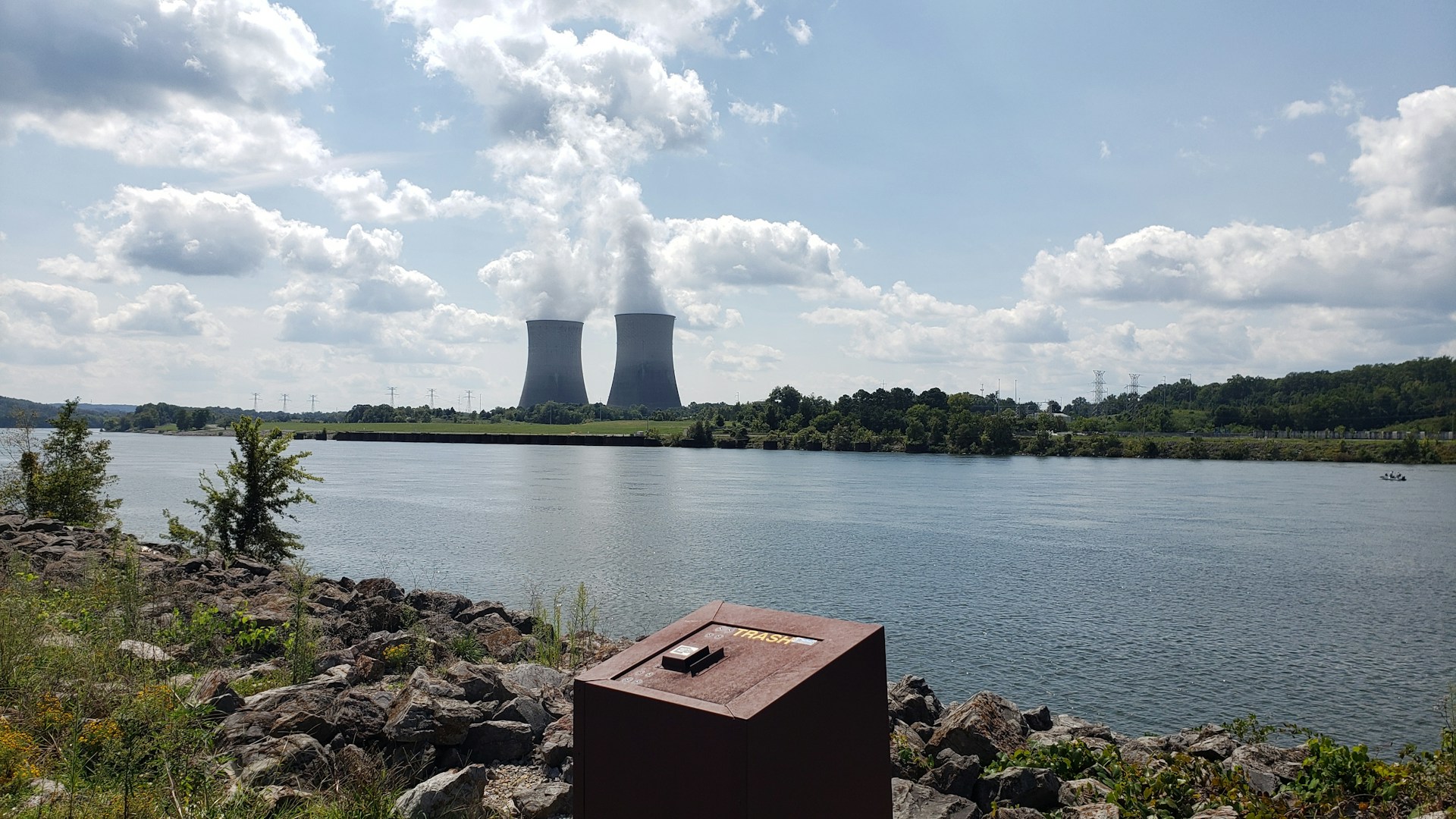 AA1RuxUX Exploring small nuclear plants: Innovative energy or dangerous gamble?