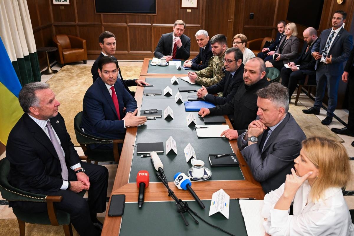 Zelenskyy meets Macron to shore up support for Ukraine