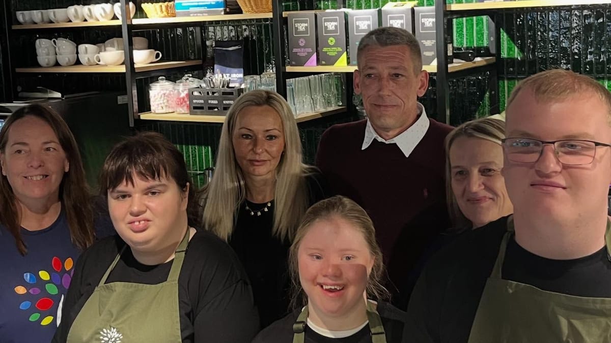 Steve Thomson (3. v. r.) bei der Eröffnung des neuen Zentrums: Für die Organisation TOC ist die Unterstützung ein Segen. (Quelle: Facebook/TOCommunity)