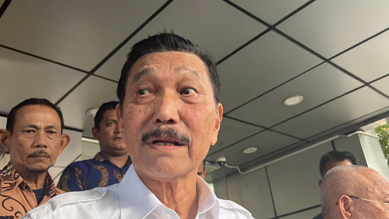 Luhut Binsar Pandjaitan menjelaskan izin pembangunan Bandara IMIP untuk menarik investasi, Kemenhub cabut izin penerbangan internasional.(Nurul/JawaPos)