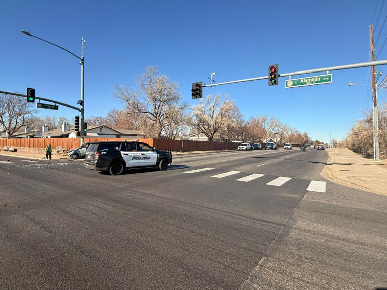 2 dead after stolen vehicle crashes during pursuit in Aurora: police